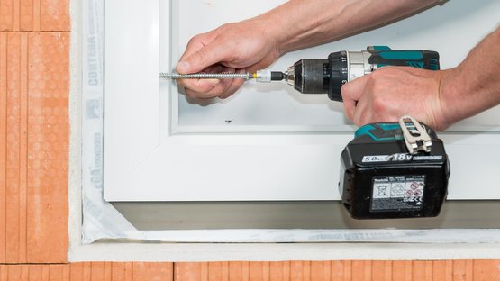 5. Fenster einsetzen und Fuge dämmen